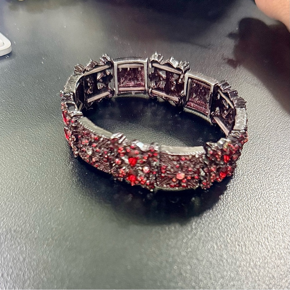 Gothic Red Rhinestone Stretch Bracelet – Vintage-Inspired Sparkle